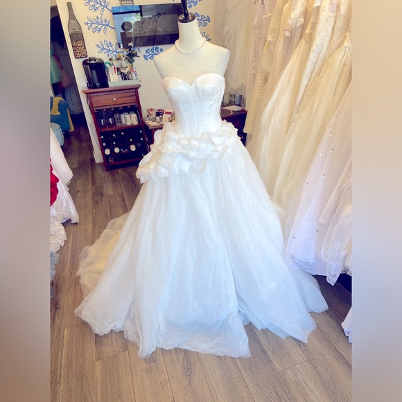 Vera Wang Dresses & Skirts - Vera Wang White Strapless Ball Gown Wedding Dress with Floral Waist